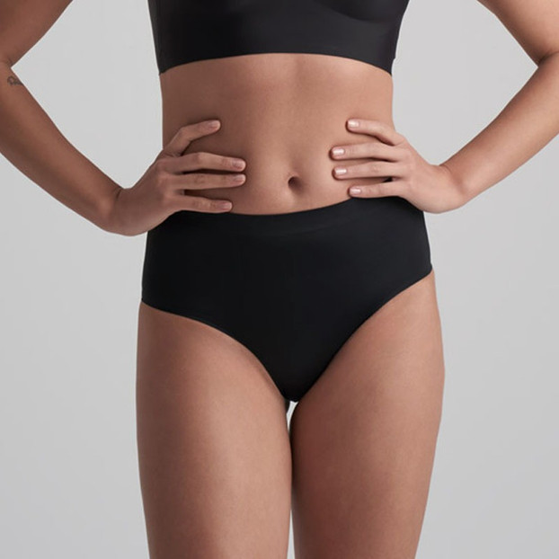 Bye Bra Invisible Korrigierende High Waist Slip Black