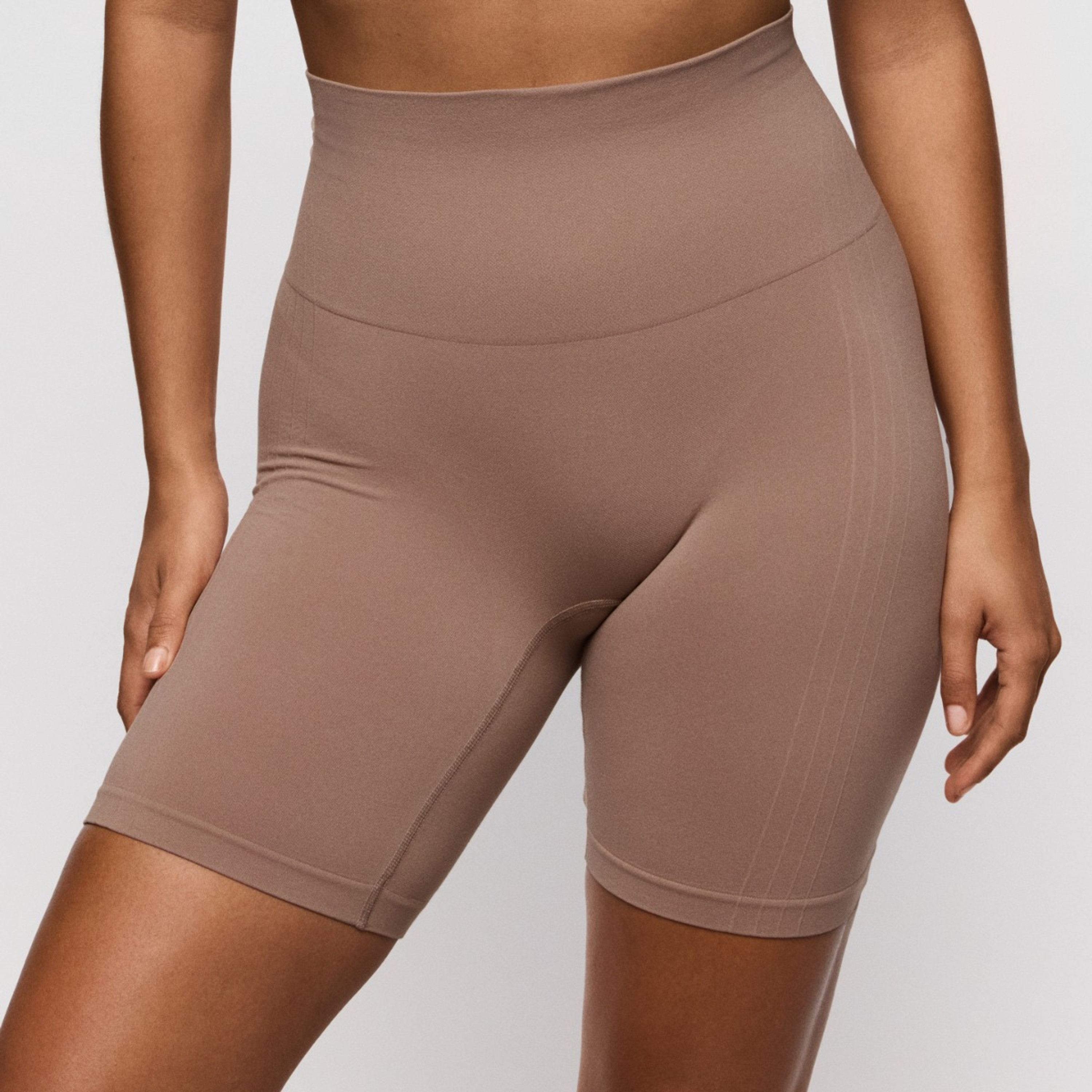Nudda Korrigierende Hose mit Hosenbeinen